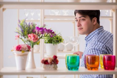 Genç yakışıklı dükkândan alışveriş yapıyor.