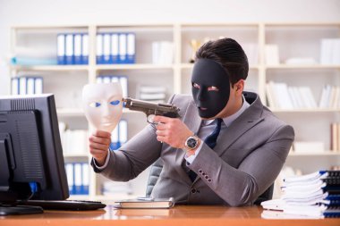 Ofis ikiyüzlülüğü maskesini takmış bir iş adamı.