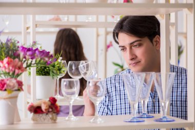 Genç aile dükkandan alışveriş yapıyor.