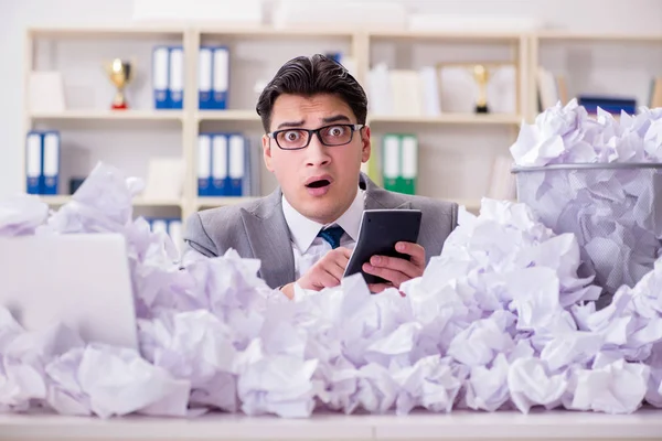 Unternehmer mit Papier-Recycling-Konzept im Amt — Stockfoto