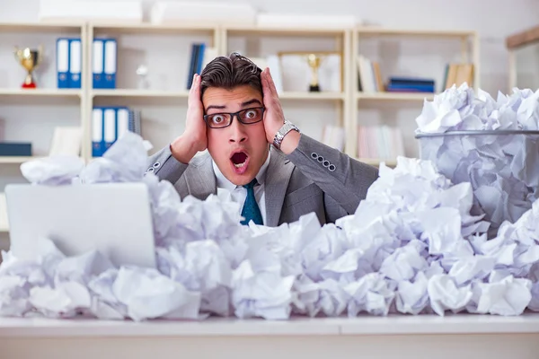 Empresário no conceito de reciclagem de papel no escritório — Fotografia de Stock