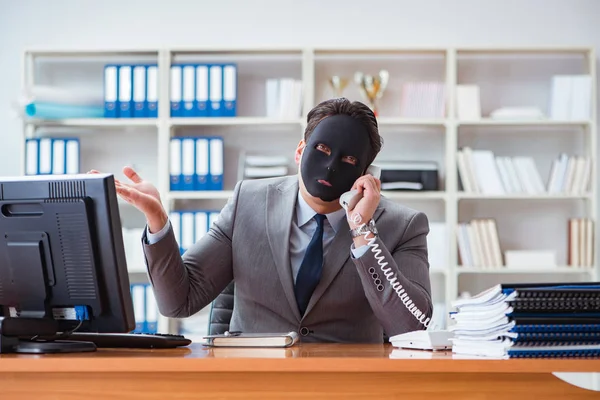 Affärsman med mask i ämbetshyckleri koncept — Stockfoto