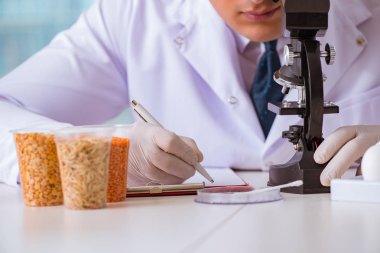 Besin uzmanı gıda ürünlerini laboratuarda test ediyor.