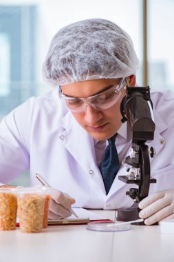 Besin uzmanı gıda ürünlerini laboratuarda test ediyor.