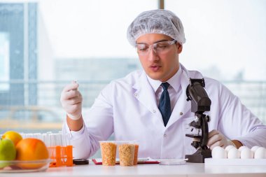 Besin uzmanı gıda ürünlerini laboratuarda test ediyor.