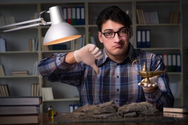 Arkeolog geç saatlere kadar ofiste çalışıyor.