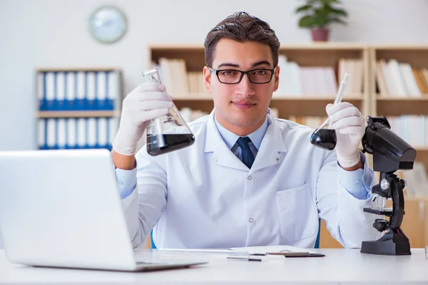 Ingeniero químico trabajando en muestras de aceite en laboratorio —  Fotos de Stock