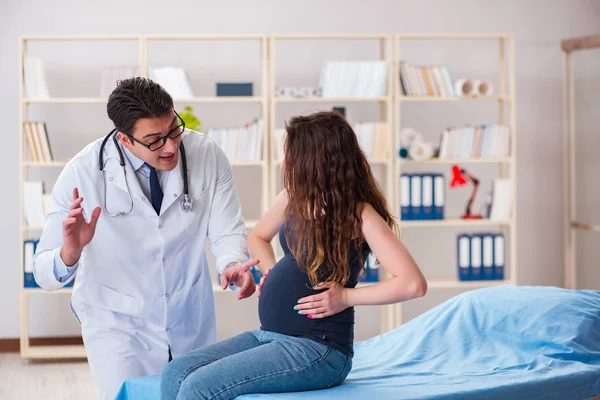 Dokter onderzoekt zwangere vrouw patiënt — Stockfoto