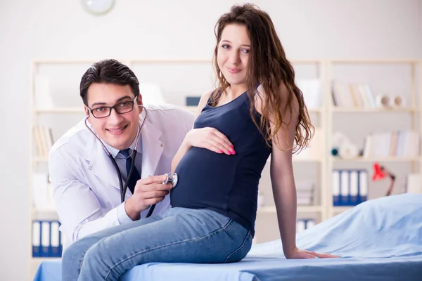 Dokter memeriksa pasien wanita hamil. — Stok Foto