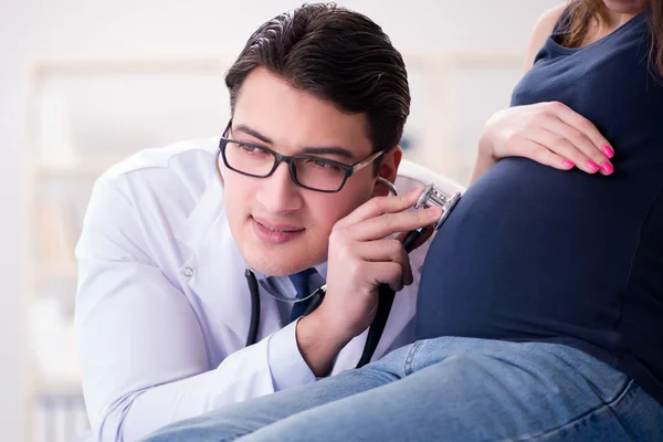 Médico examinando paciente mulher grávida — Fotografia de Stock