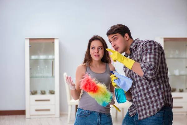 Fru och make städar hemma — Stockfoto