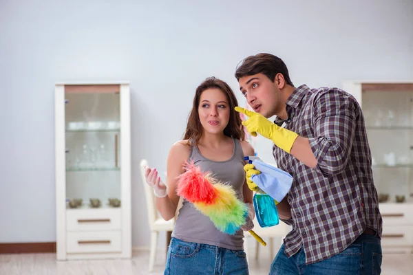 Frau und Mann beim Putzen zu Hause — Stockfoto