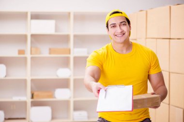 Posta paketi teslimat ofisinde çalışan bir adam.