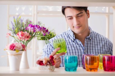 Genç yakışıklı dükkândan alışveriş yapıyor.