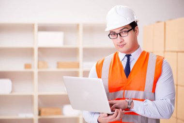 Posta paketi teslimat ofisinde çalışan bir adam.