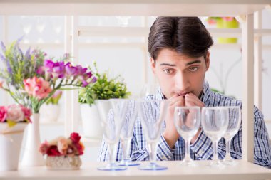 Genç yakışıklı dükkândan alışveriş yapıyor.