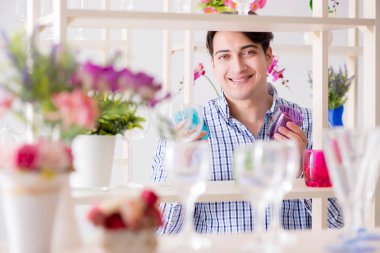 Genç yakışıklı dükkândan alışveriş yapıyor.