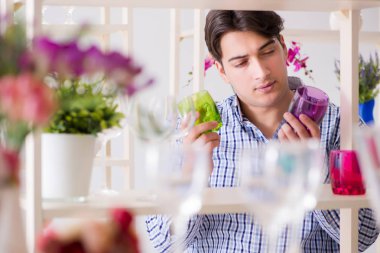 Genç yakışıklı dükkândan alışveriş yapıyor.