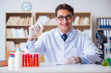 Bilim adamı organik meyve ve sebzeler üzerinde çalışıyor.