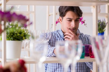 Genç yakışıklı dükkândan alışveriş yapıyor.