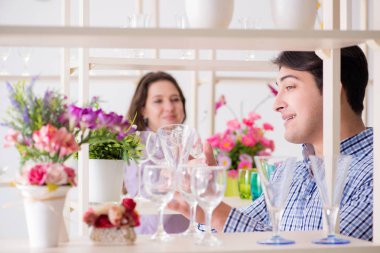 Genç aile dükkandan alışveriş yapıyor.