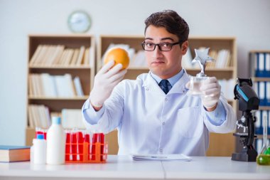 Doktor bilim adamı araştırması için ödül alıyor.