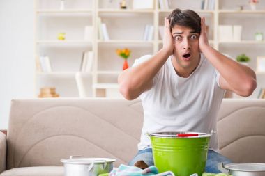 Evdeki adam, komşu sel sızıntısıyla uğraşıyor.