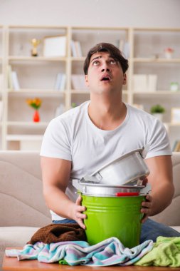 Evdeki adam, komşu sel sızıntısıyla uğraşıyor.