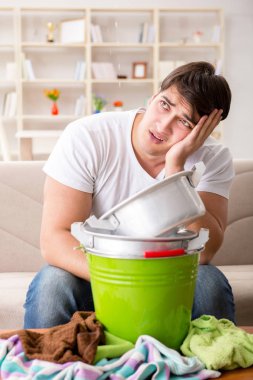 Evdeki adam, komşu sel sızıntısıyla uğraşıyor.