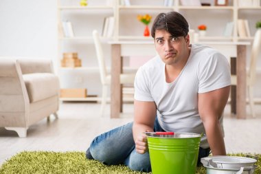 Evdeki adam, komşu sel sızıntısıyla uğraşıyor.