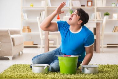 Evdeki adam, komşu sel sızıntısıyla uğraşıyor.