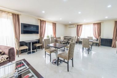 Modern otelin içindeki restoran.