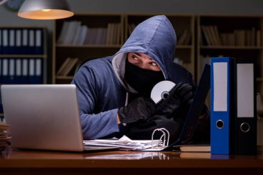 Hacker ev bilgisayarından kişisel verileri çalıyor