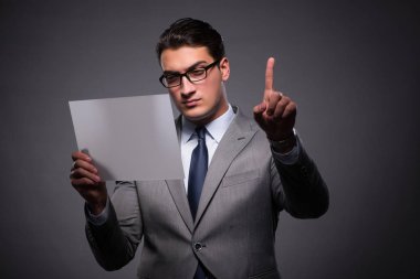 Tablet bilgisayarda çalışan yakışıklı işadamı