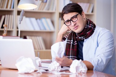 Kütüphanede çalışan genç bir yazar.