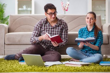 Üniversite sınavlarına hazırlanan öğrenciler