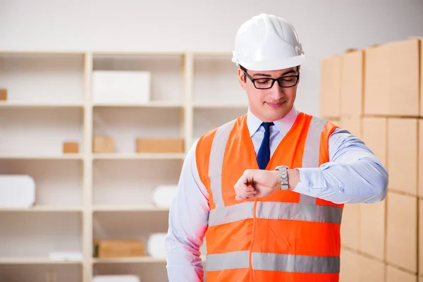 Man working in postal parcel delivery service office — Stock Photo, Image