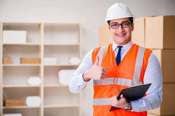 Homme travaillant dans le bureau de livraison de colis postal — Photo