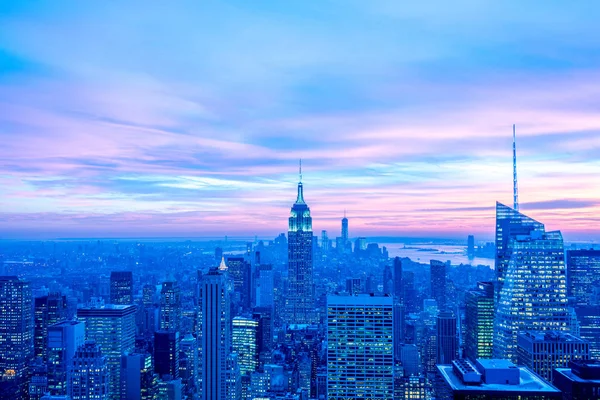 Vista nocturna de Nueva York Manhattan al atardecer —  Fotos de Stock