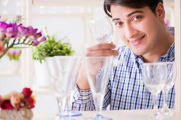 Genç yakışıklı dükkândan alışveriş yapıyor.