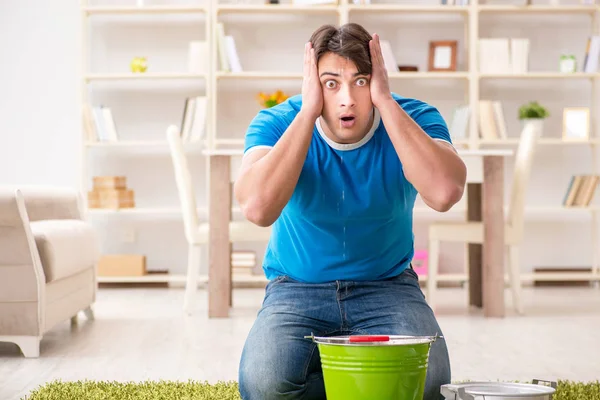 Uomo a casa a che fare con la perdita di alluvione vicino — Foto Stock