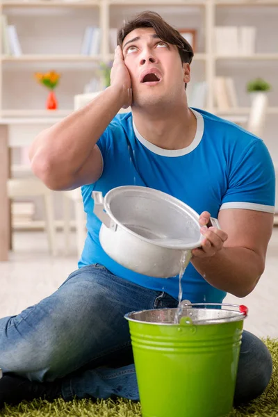 Hombre en casa lidiando con la fuga de inundación del vecino — Foto de Stock