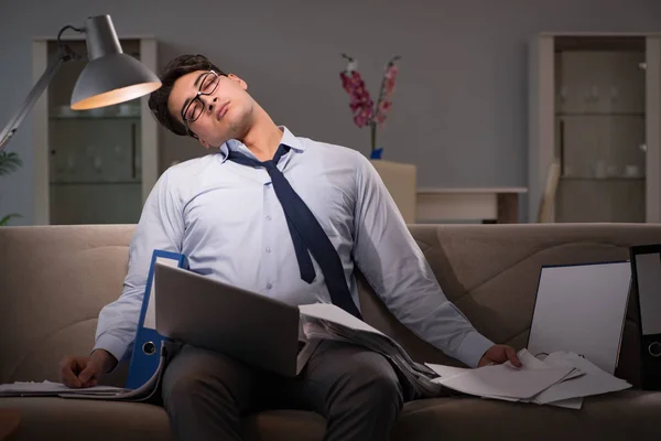Empresário viciado em trabalho trabalhando até tarde em casa — Fotografia de Stock