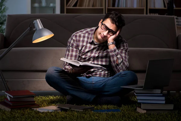 Estudiante leyendo libros preparándose para los exámenes — Foto de Stock