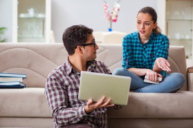 Üniversite sınavlarına hazırlanan öğrenciler