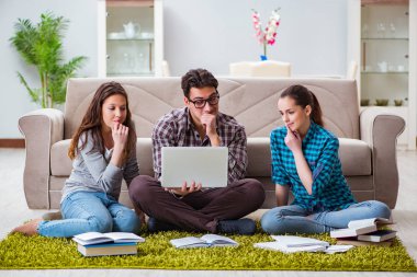 Üniversite sınavlarına hazırlanan öğrenciler