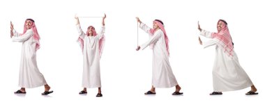 Arap adam beyaz üzerinde sanal engel iterek