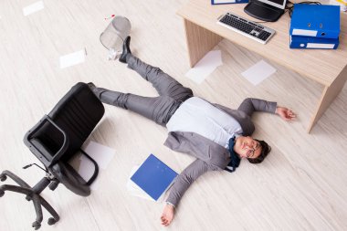 İşadamı office yerdeki ölü
