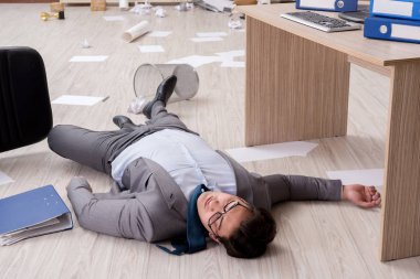 İşadamı office yerdeki ölü