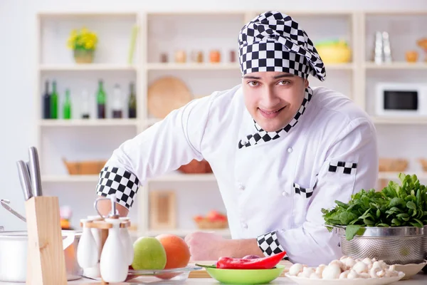 Cocinero joven trabajando en la cocina — Foto de Stock